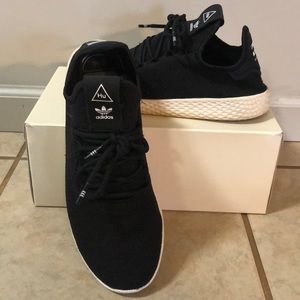 Men’s Adidas tennis shoes